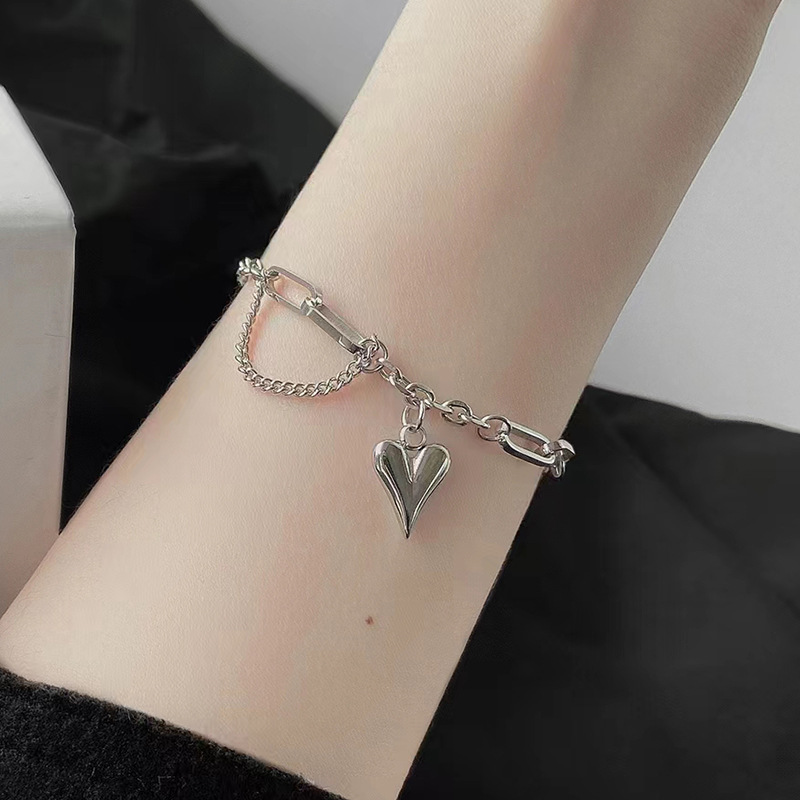 Sleek and stylish jewelry for women featuring an elegant modern design perfect for everyday wear and special occasions
